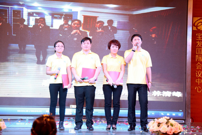公司陳泊璁副總年會帶領員工致感恩詞.jpg